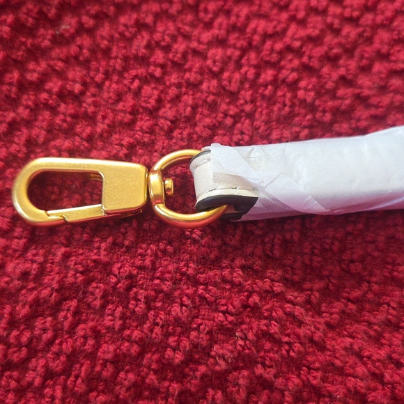 White and Gold Keychain - Picture 2 of 8
